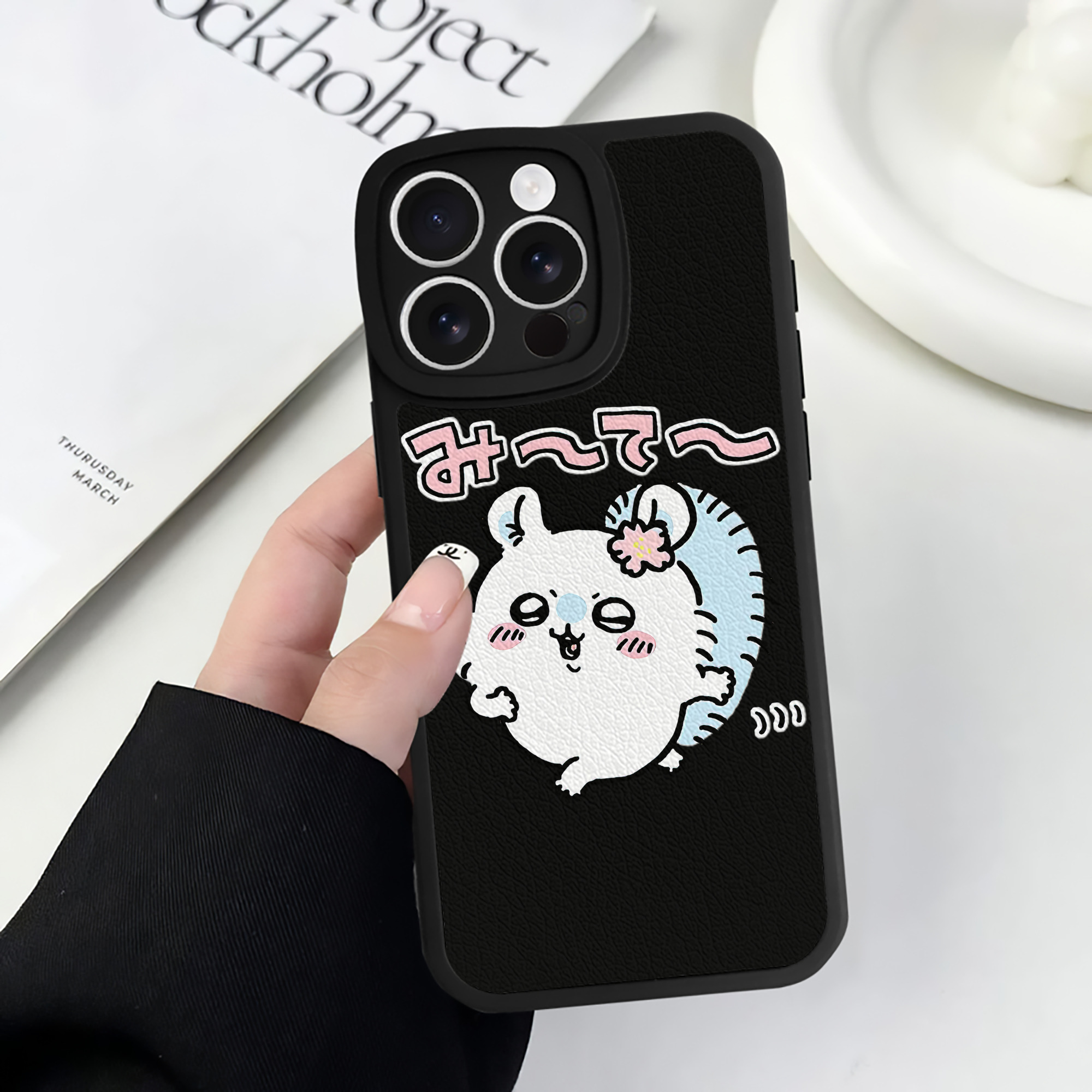 （画像用） ちいかわ モモンガ Chii-kawa Momonga 【iPhone 16シリーズ対応】シリコンスマホケース（レザー調） 材質：シリコン